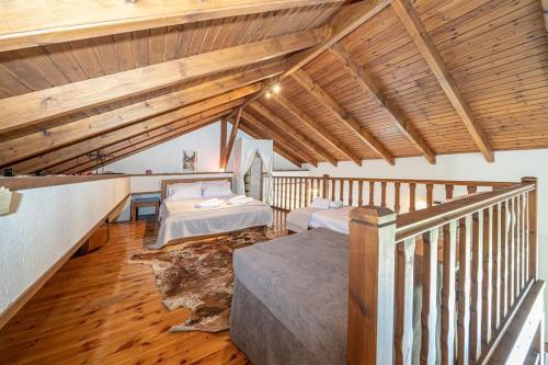 Dos camas en una habitación con techos de madera. en Nonna House, en Agia Efimia