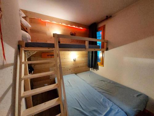 un lit superposé dans une petite pièce avec une échelle dans l'établissement Résidence Le Trompe L'oeil - TROMPE L'OEIL 46 MAE-0881, à La Plagne Tarentaise