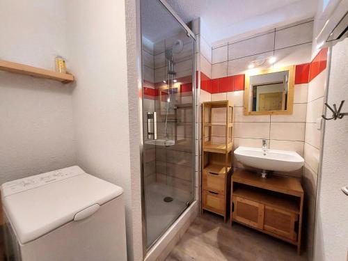 La petite salle de bains est pourvue d'une douche et d'un lavabo. dans l'établissement Résidence Le De 3 - Appartement 3 pièces pour 6 personnes de 45m² MAE-0891, à La Plagne Tarentaise