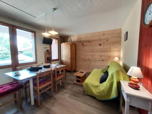 un salon avec une table et un canapé dans l'établissement Résidence Le De 3 - Appartement 3 pièces pour 6 personnes de 45m² MAE-0891, à La Plagne Tarentaise