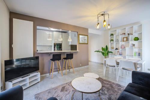 un salon avec une télévision et une salle à manger dans l'établissement Dolce vita, à Nice