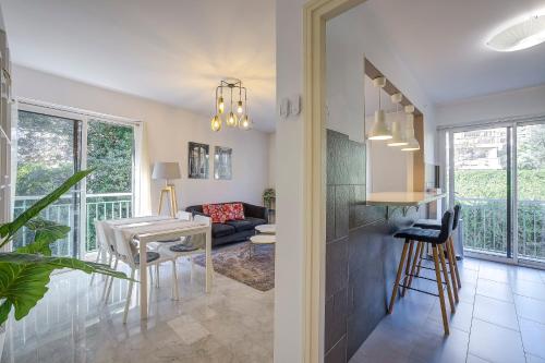 Il comprend une cuisine et un salon avec une table. dans l'établissement Dolce vita, à Nice
