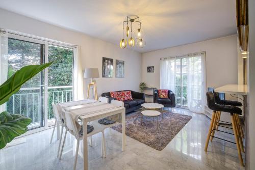 un salon avec un canapé et une table dans l'établissement Dolce vita, à Nice