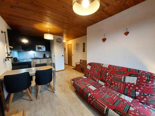 un salon avec un canapé et une table dans l'établissement Résidence Les Belles Feuilles - Appartement 2 pièces pour 6 personnes de 38m² MAE-0951, à La Plagne Tarentaise