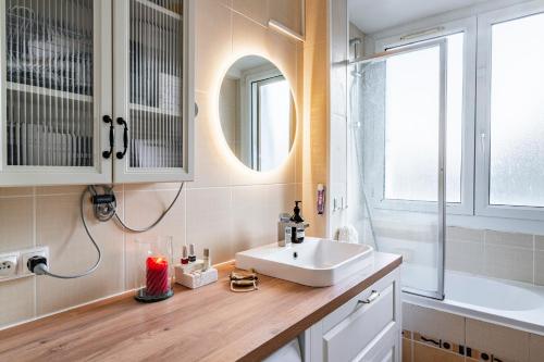 a bathroom with a sink and a mirror at 20mins à Paris, Rueil-Malmaison à côté de la gare in Rueil-Malmaison
