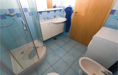 a bathroom with a shower and a toilet and a sink at Pet Friendly Home In Cara in Čara