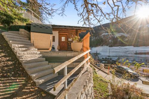 KüblisにあるGemütliches Chalet mit privater Sauna und schöner Aussichtの階段上の家