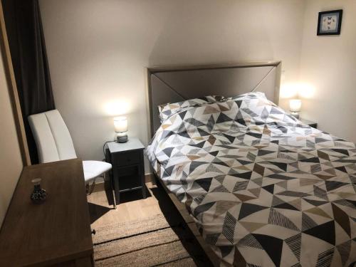 une chambre avec un lit, une table et une chaise dans l'établissement Résidence Le Ridge - RIDGE 100 MAE-5021, à Arc 1600