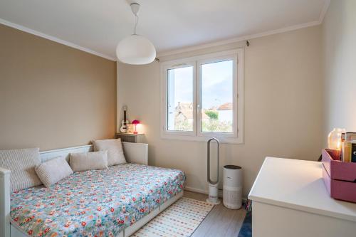 a bedroom with a bed and a window at 20mins à Paris, Rueil-Malmaison à côté de la gare in Rueil-Malmaison