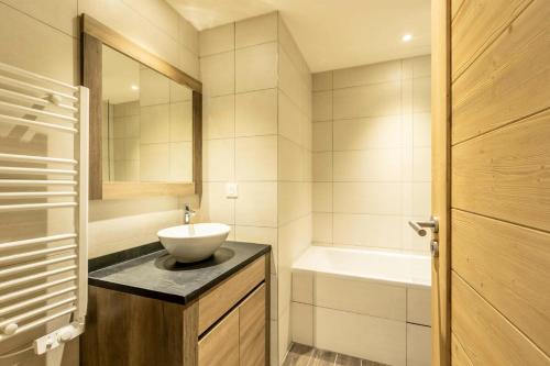 une salle de bain avec un lavabo et une baignoire dans l'établissement Résidence Le Ridge - RIDGE 301 MAE-5081, à Arc 1600