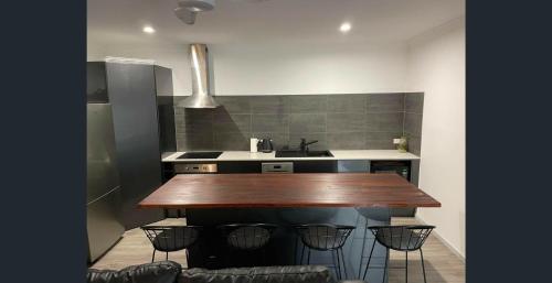 Una cocina o zona de cocina en Island Haven Wood