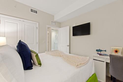 基西米Tranquility At Storey Lake By Shine Villas #828的一间带床和平板电视的白色卧室