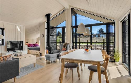 Un lugar para sentarse en Pet Friendly Home In Hjørring With Wifi