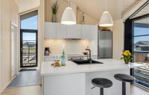 Una cocina o cocineta en Pet Friendly Home In Hjørring With Wifi