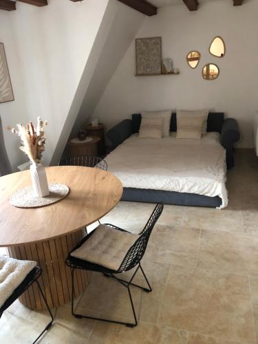 - une chambre avec un lit, une table, une table et des chaises dans l'établissement Appartement cosy 2-4 personnes, à Leutenheim