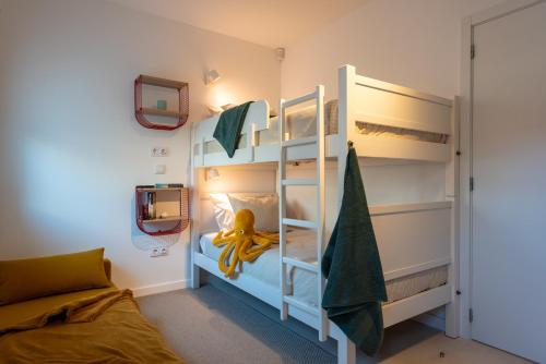 a small bedroom with a bunk bed and a bunk bed at Casa dos Pescadores in Esposende