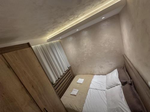 a small room with a bed with two towels on it at MB Apartmani Kopaonik in Kopaonik
