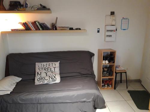 une chambre avec un lit avec un oreiller dessus dans l'établissement Petit maison avec jardin, à Roquettes