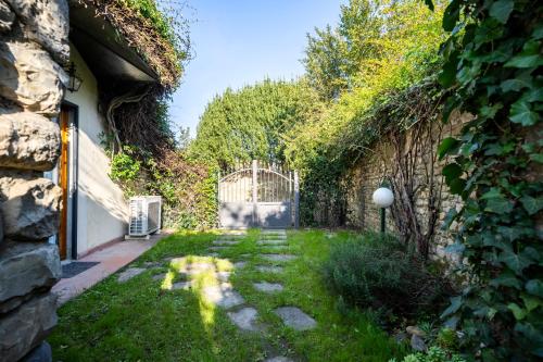 a garden with an ivy covered wall and a gate at Borgo la Pieve in Florence