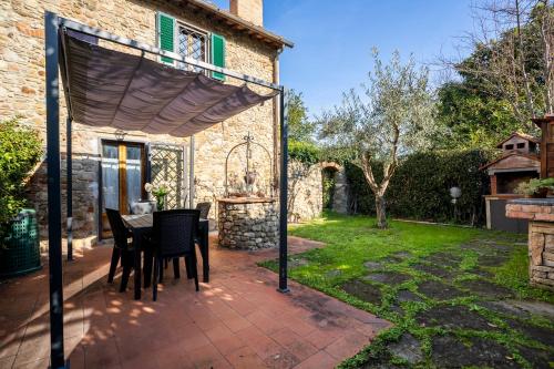 a patio with a table and chairs under a pergola at Borgo la Pieve in Florence