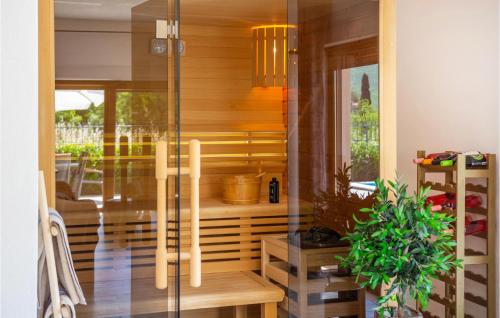 a room with a sauna with a glass wall at Stunning Home In Dugopolje With Sauna in Dugopolje