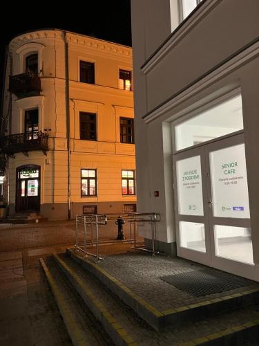 a building with a window with a building in the background at Apartamenty Łuczkowskiego z widokiem na studnię 4 in Chełm