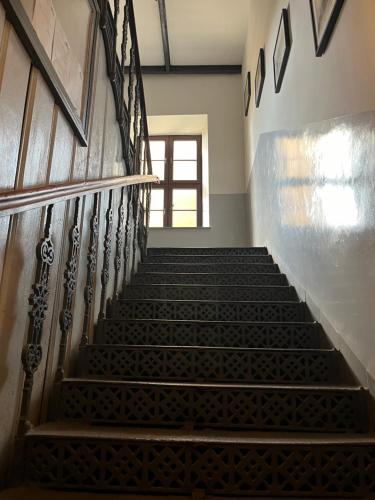 a set of stairs in a building with a window at Apartamenty Łuczkowskiego z widokiem na studnię 4 in Chełm