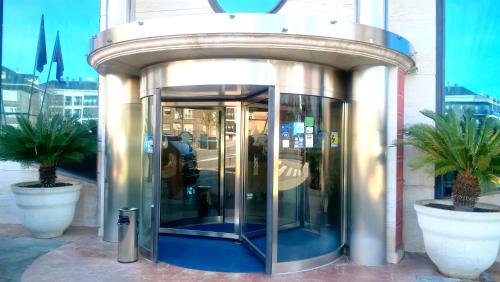 an entrance to a building with a revolving door at Hotel Nueva Plaza in Maliaño