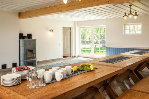una cocina con una mesa de madera con comida. en Holmiranna Holiday Homes, en Kungla