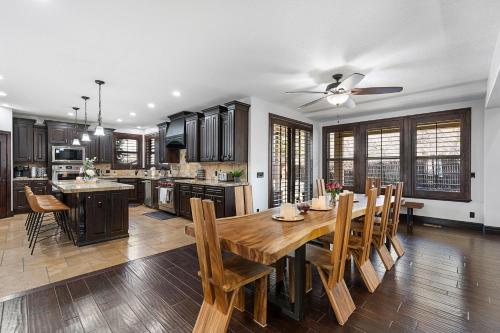 Φωτογραφία από το άλμπουμ του Olympus Luxury - Prime Location - HotTub, Theater and More σε Millcreek