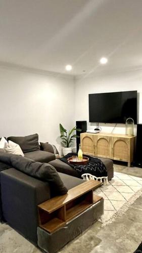 TV a/nebo společenská místnost v ubytování Avalon Beach Guesthouse