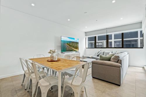 una sala de estar con una mesa y un sofá en Allura Bella, en Huskisson