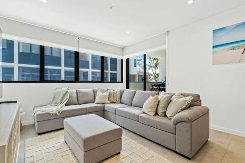 una sala de estar con un sofá y una mesa en Allura Bella, en Huskisson