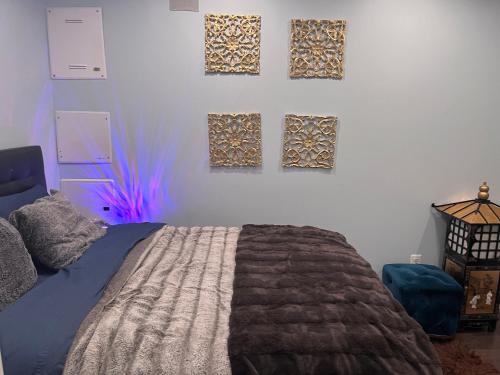 Ένα ή περισσότερα κρεβάτια σε δωμάτιο στο DC Luxury Condo