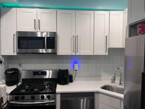 Η κουζίνα ή μικρή κουζίνα στο DC Luxury Condo