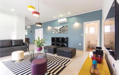 a living room with a couch and a table at Amazing Home In Valbandon in Fondole
