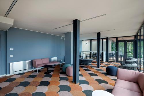 a lobby with pink chairs and a blue wall at Corte Trastevere Living in Rome