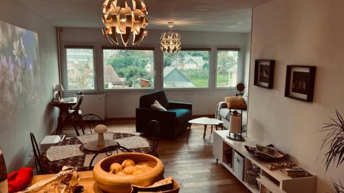 un salon avec un canapé et une table dans l'établissement A Honfleur comme chez soi, à Honfleur