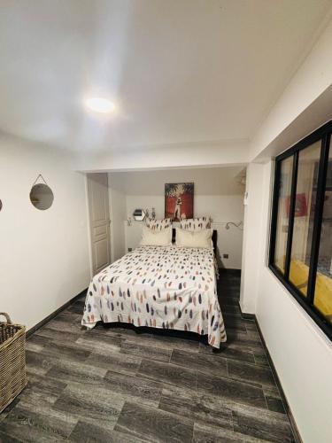 a bedroom with a bed in a room at La cocoteraie in Barington