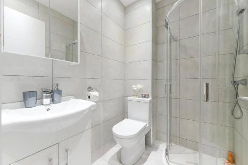 a bathroom with a toilet and a sink and a shower at Southwark & Bermondsey City Apt 5 in London