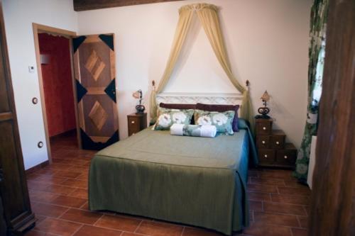 a bedroom with a bed with pillows on it at Hotel La Parra in Aliaga