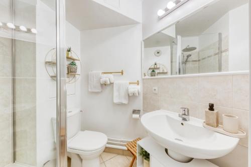 Ένα μπάνιο στο Superbe appartement au Sud de Paris