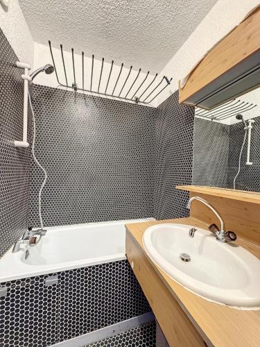 une salle de bain avec un lavabo et une baignoire dans l'établissement Ski1600 - GrandMassif, à Samoëns