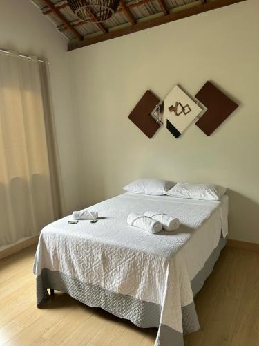 a bedroom with a bed with two towels on it at Castelo fort in Caparaó Velho