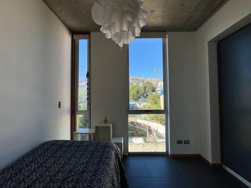 Giường trong phòng chung tại Hermoso dúplex en Cerro Alegre con vista al mar y cerros