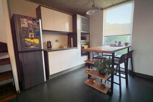 Nhà bếp/bếp nhỏ tại Hermoso dúplex en Cerro Alegre con vista al mar y cerros
