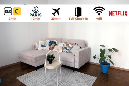 イヴリー・シュル・セーヌにあるAppartement cosy à 10 min de Parisのソファとテーブルのあるリビングルーム
