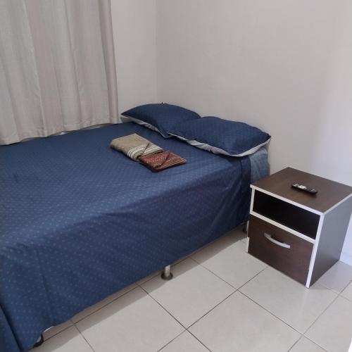 En eller flere senge i et værelse på Kitnet bem localizada no bairro Costa e Silva