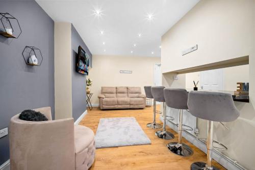 a living room with chairs and a couch at Harborne House, Perfect for Contractors & Families, sleeps 8 in Birmingham