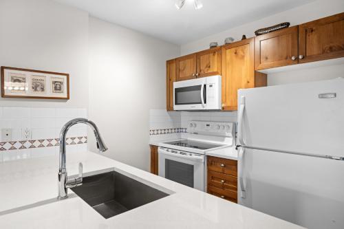 Dapur atau dapur kecil di Bear Lodge One Bedroom by MVA